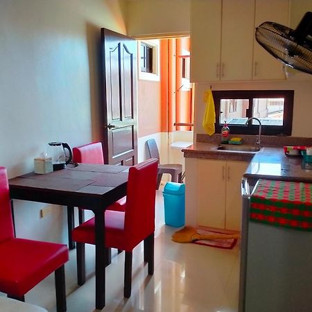 Appartamento V.F. Riton Apartelle Laoag Esterno foto