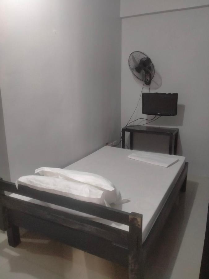 V.F. Riton Apartelle Laoag Esterno foto