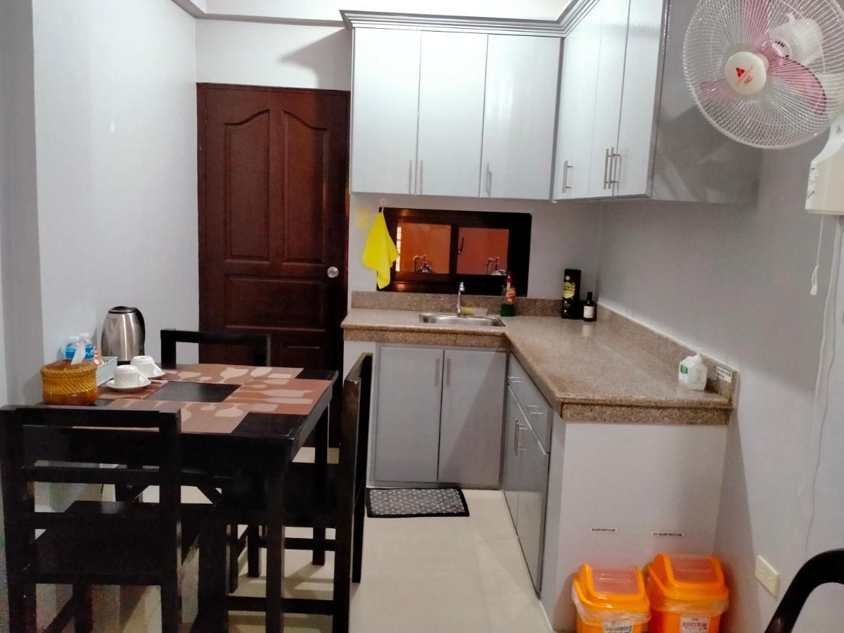 Appartamento V.F. Riton Apartelle Laoag Esterno foto