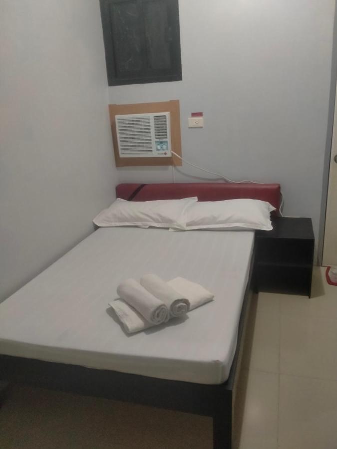 V.F. Riton Apartelle Laoag Esterno foto
