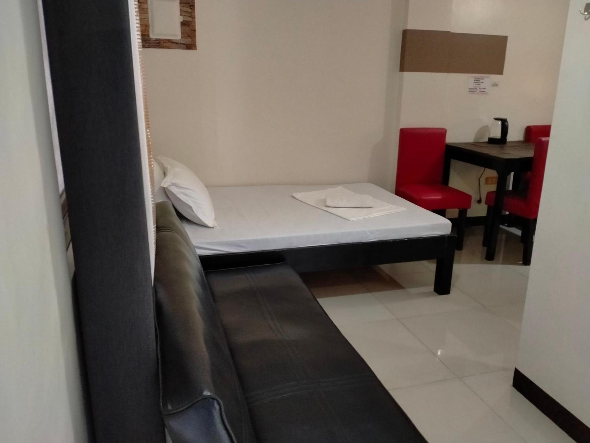 V.F. Riton Apartelle Laoag Esterno foto